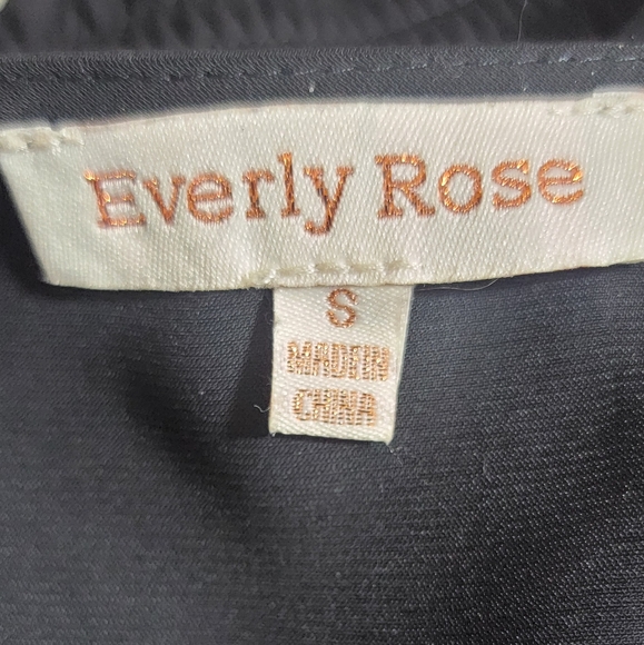 Everly Rose black v neck faux wrap crop long sleeve top small - Picture 8 of 10